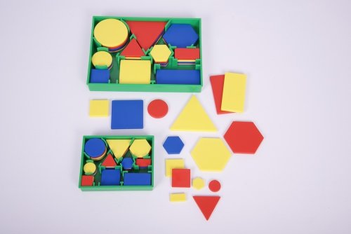 Set cu cinci forme geometrice in trei culori cu capac de sortare  60 piese