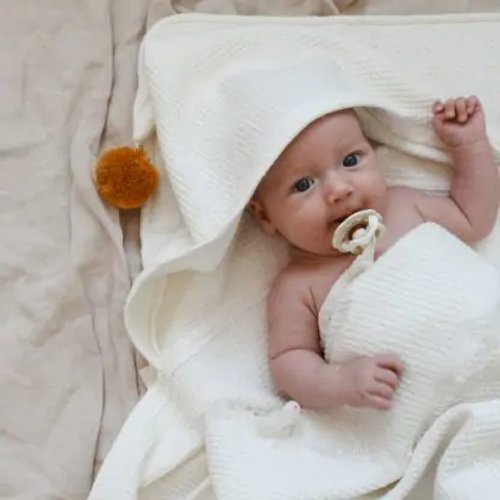 Babyly Prosop de baie pentru bebelusi din bumbac waffle cu gluga si ciucuras alb lapte 70x140 cm